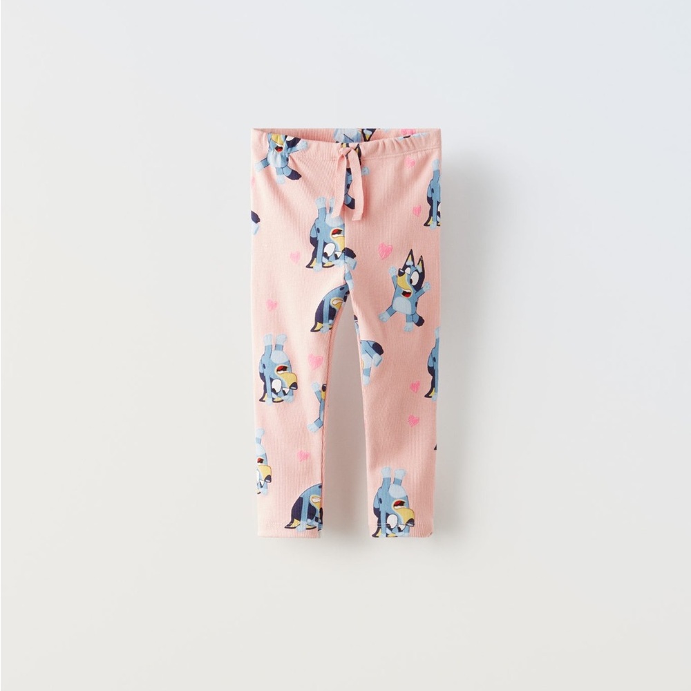 Pretty pink Zara leggings Bluey Print, hearts. Perfect for everyday comfort!